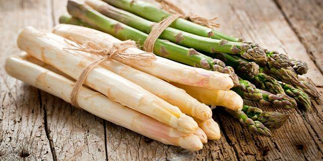 Weißer und grüner Spargel