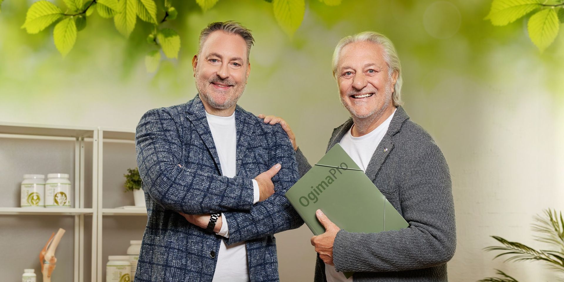 Experten Tobias und Dr. med. Herbert Plum lächelnd in die Kamera vor einem grünen Hintergrund.