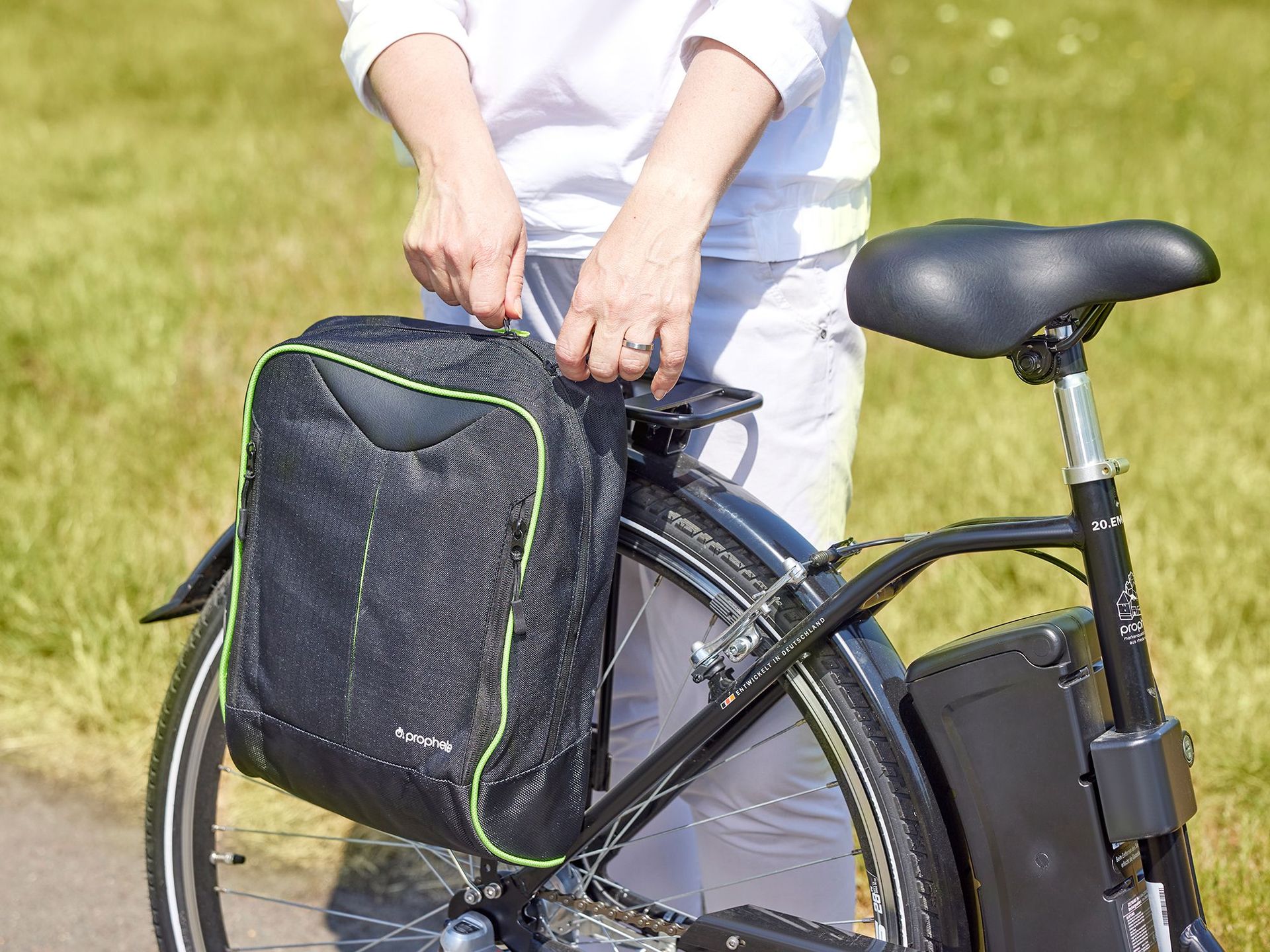 Eine am Fahrrad befestigte Fahrradtasche wir leicht geöffnet