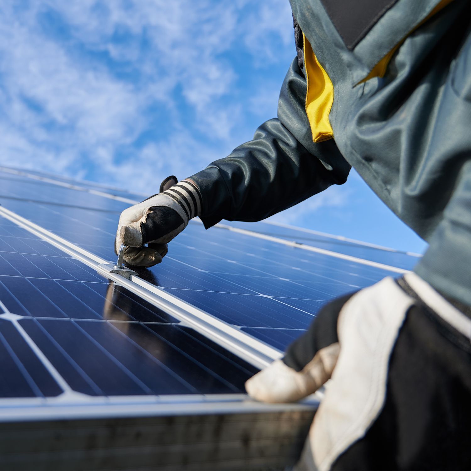 Installation von Solarpaneelen bei sonnigem Wetter