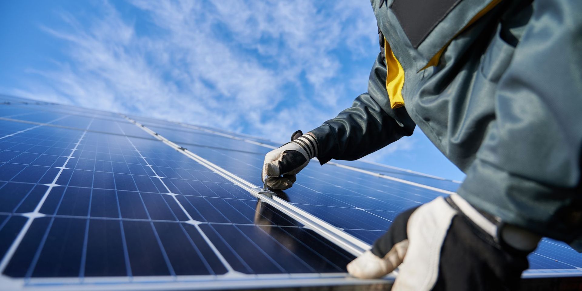 Installation von Solarpaneelen bei sonnigem Wetter