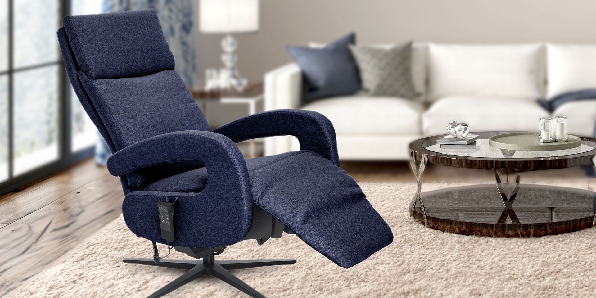Blauer Relaxsessel steht in einem Wohnzimmer
