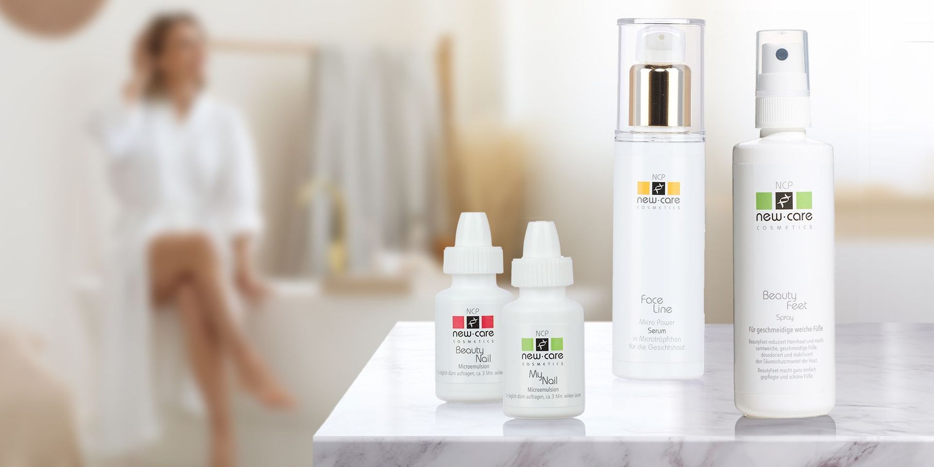 Produkte von NewCare, im Hintergrund unscharf eine junge blonde Frau, die mit überschlagenen Beinen auf dem Badewannenrand sitzt und sich mit der rechten Hand durch die Haare fährt.