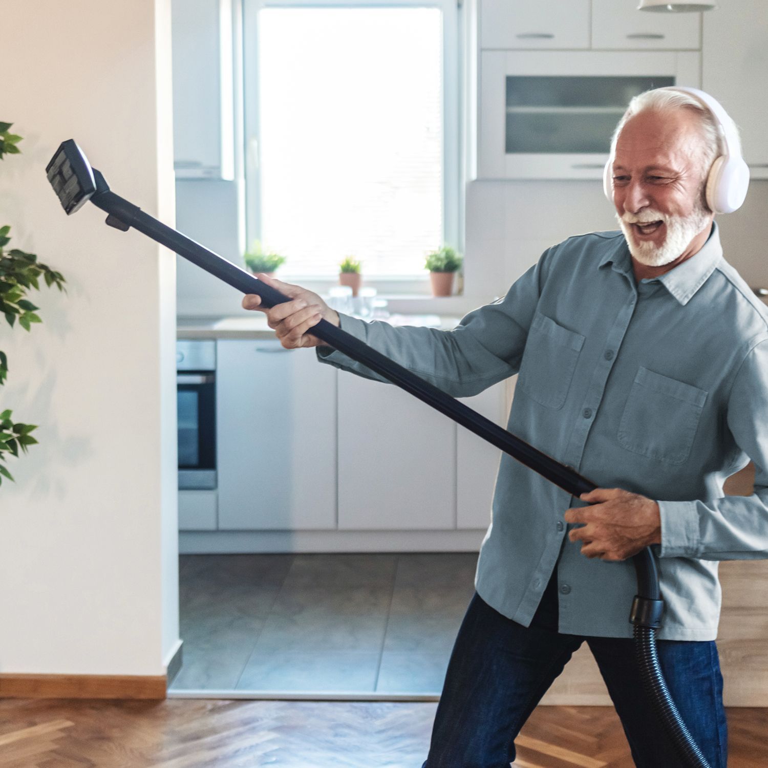 Mann hat Spaß beim Staubsaugen