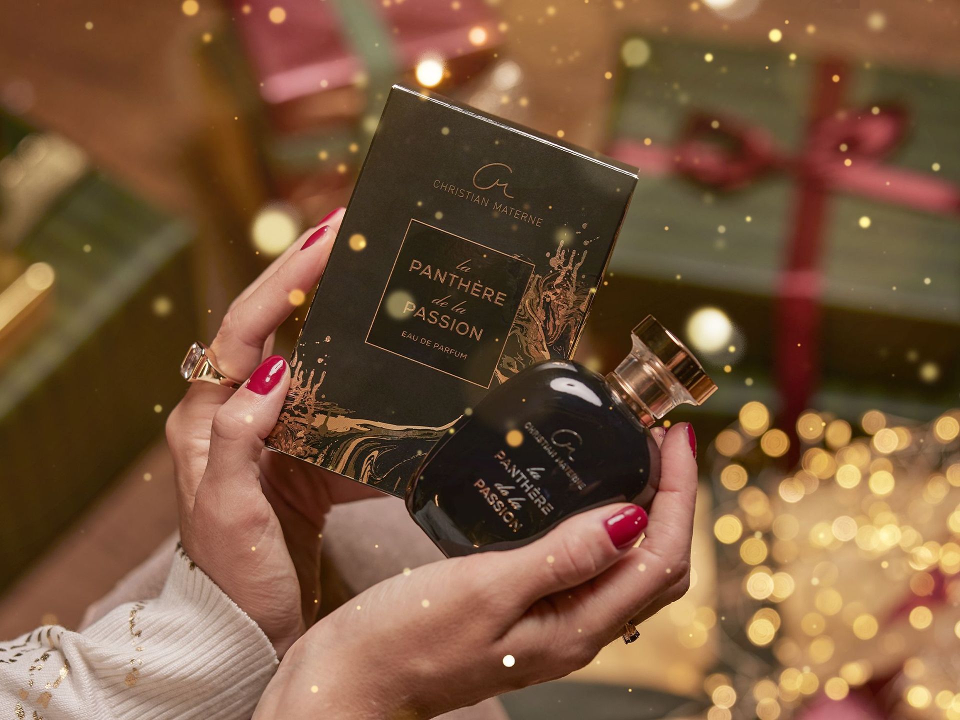 Parfum vor weihnachtlichem Hintergrund
