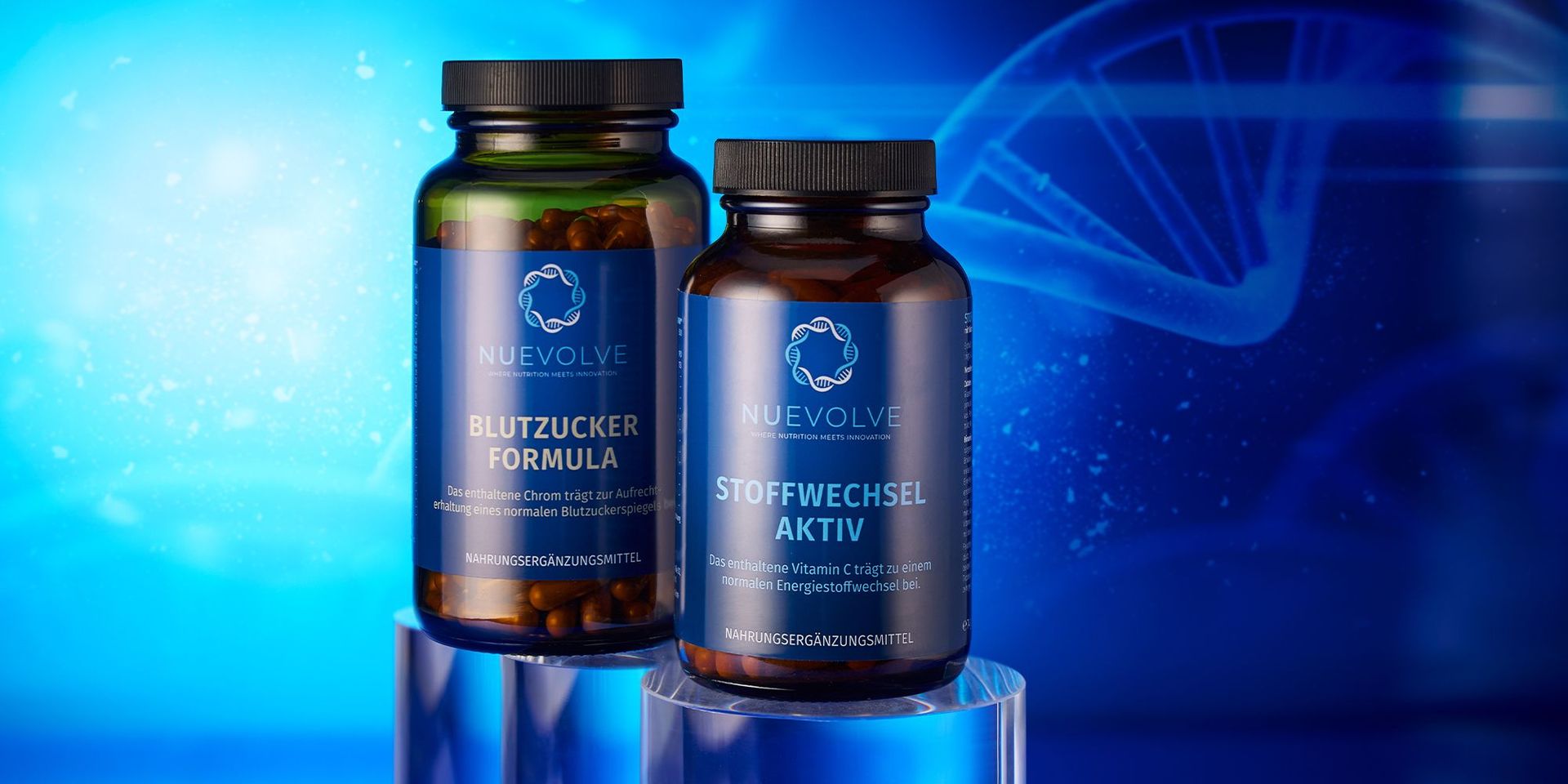 Zwei NuEvolve Produkte vor einem blauen Hintergrund