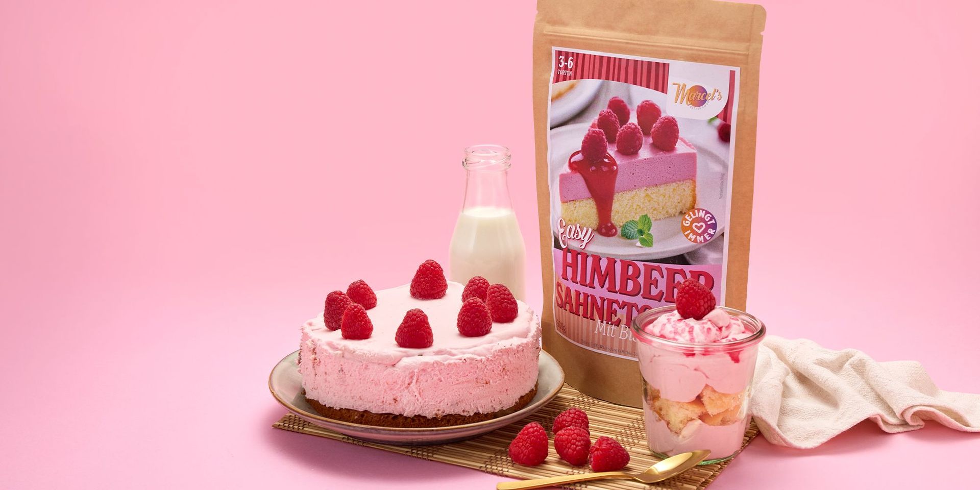 Himbeer-Sahne-Kuchen mit frischen Himbeeren auf einem Teller