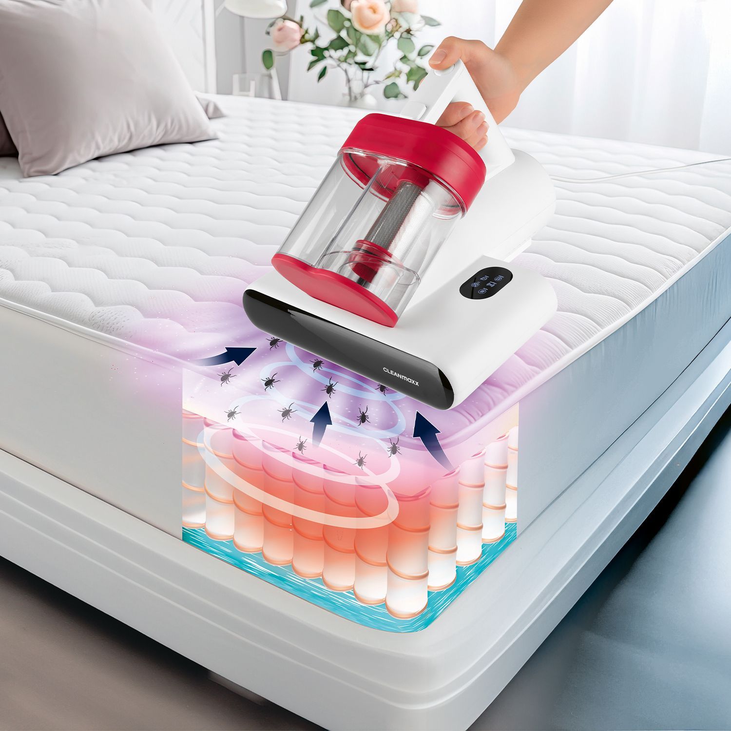 Hand hält Cleanmaxx Milbensauger mit rotem Griff über Matratze, zeigt Staub- und Milbensaugen