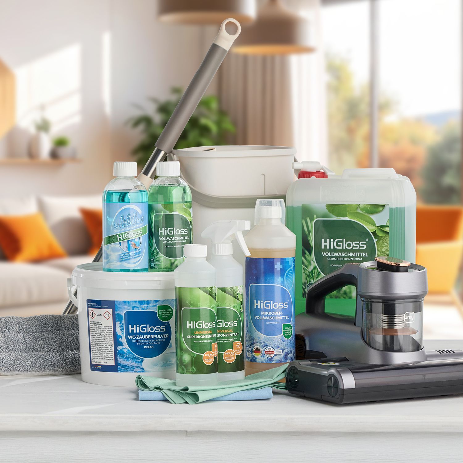 Verschiedene HiGloss-Reinigungsmittel in Flaschen und Kanistern vor einem Sofa mit orangefarbenen Kissen