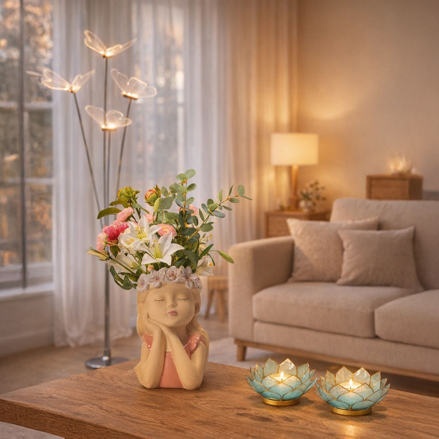 Wohnzimmer mit grauem Sofa, Stehlampe, Blumenstrauß in Vase auf Holztisch und zwei brennenden Kerzen in blauen Lotusförmigen Haltern