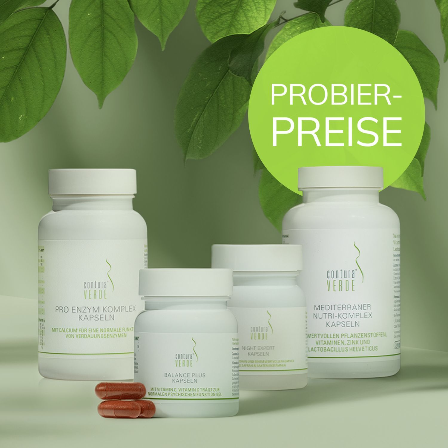 Vier weiße Kapselbehälter von Contura Verde vor grünem Hintergrund mit Blättern, grüne Sprechblase mit Text 'Probierpreise'