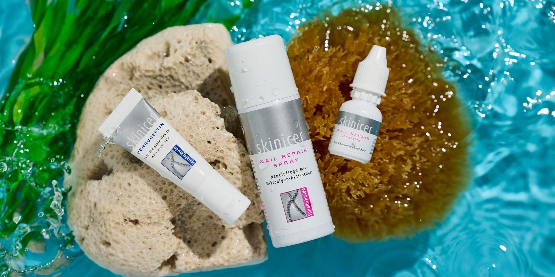 Drei Hautpflegeprodukte von Skinicer der Marke Oceanpharma auf verschiedenen Untergründen im Wasser, im Hintergrund eine grüne Pflanze