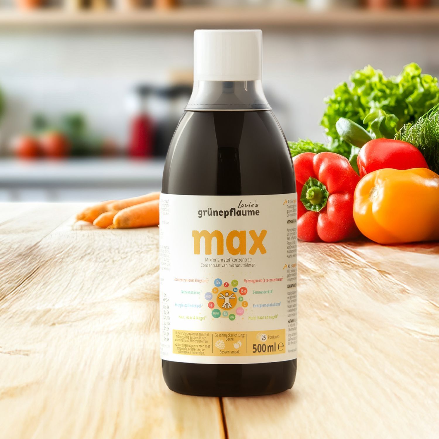 Flasche mit dunkelbraunem Getränk und weißem Etikett mit der Aufschrift 'Max' auf Holztisch, im Hintergrund verschiedene frische Gemüsesorten