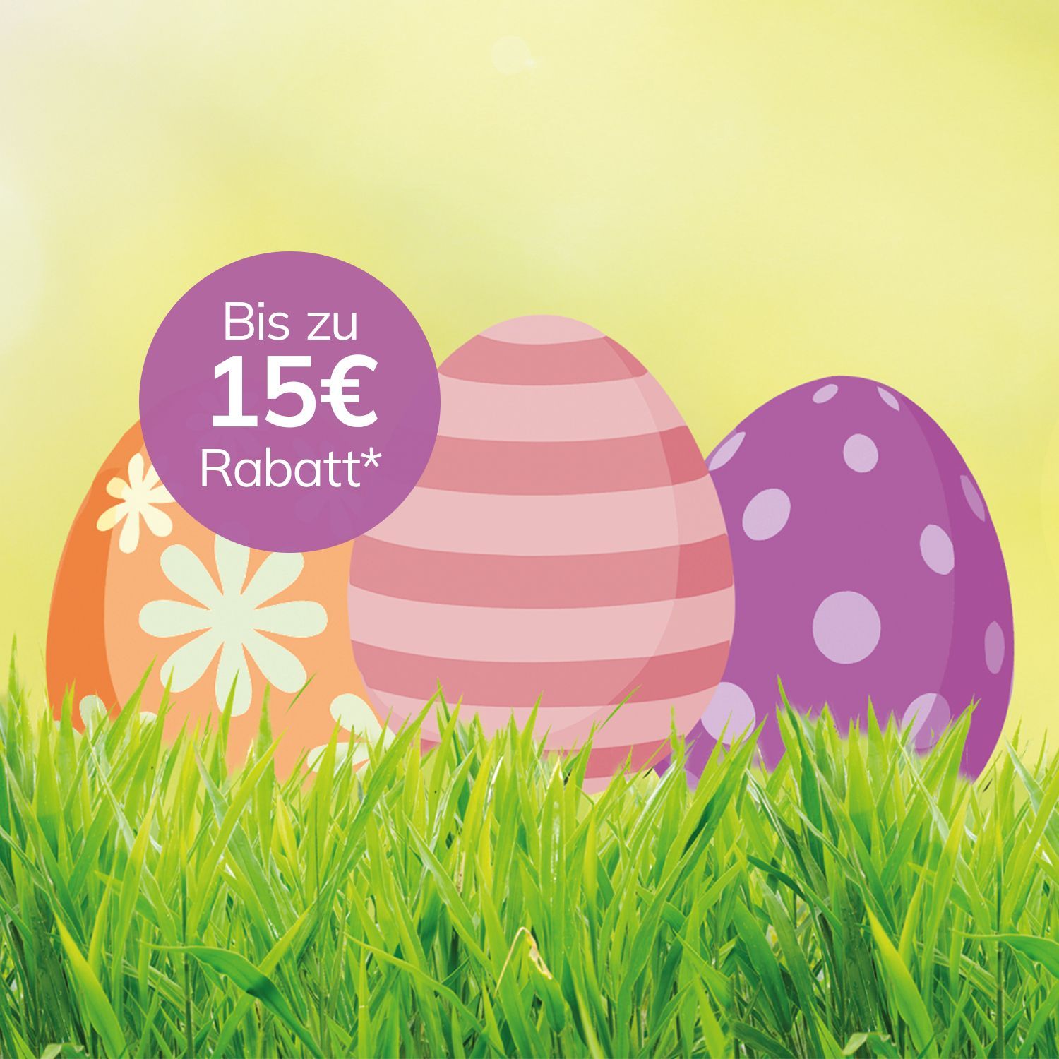 Ostereier-Suche Drei bunte Ostereier mit Blumen-, Streifen- und Punktmustern stecken im Gras vor unscharfem gelb-grünem Hintergrund