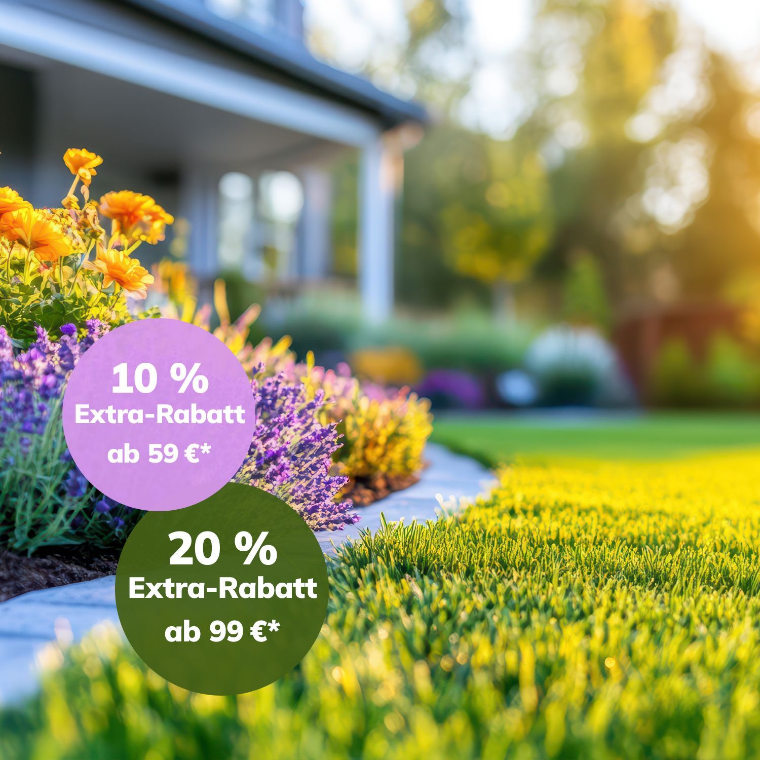 Gartenweg mit Blumenbeeten und Rasen im Sonnenlicht mit zwei farbigen Kreisen, die 10 % Extra-Rabatt ab 59 € und 20 % Extra-Rabatt ab 99 € anzeigen
