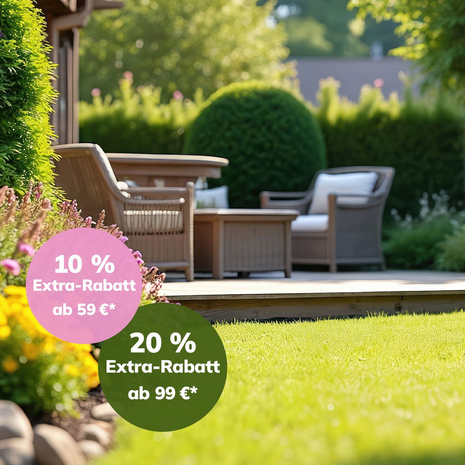 Garten mit grüner Wiese, Blumenbeeten und einer Terrasse mit zwei Sesseln und einem Tisch im Hintergrund