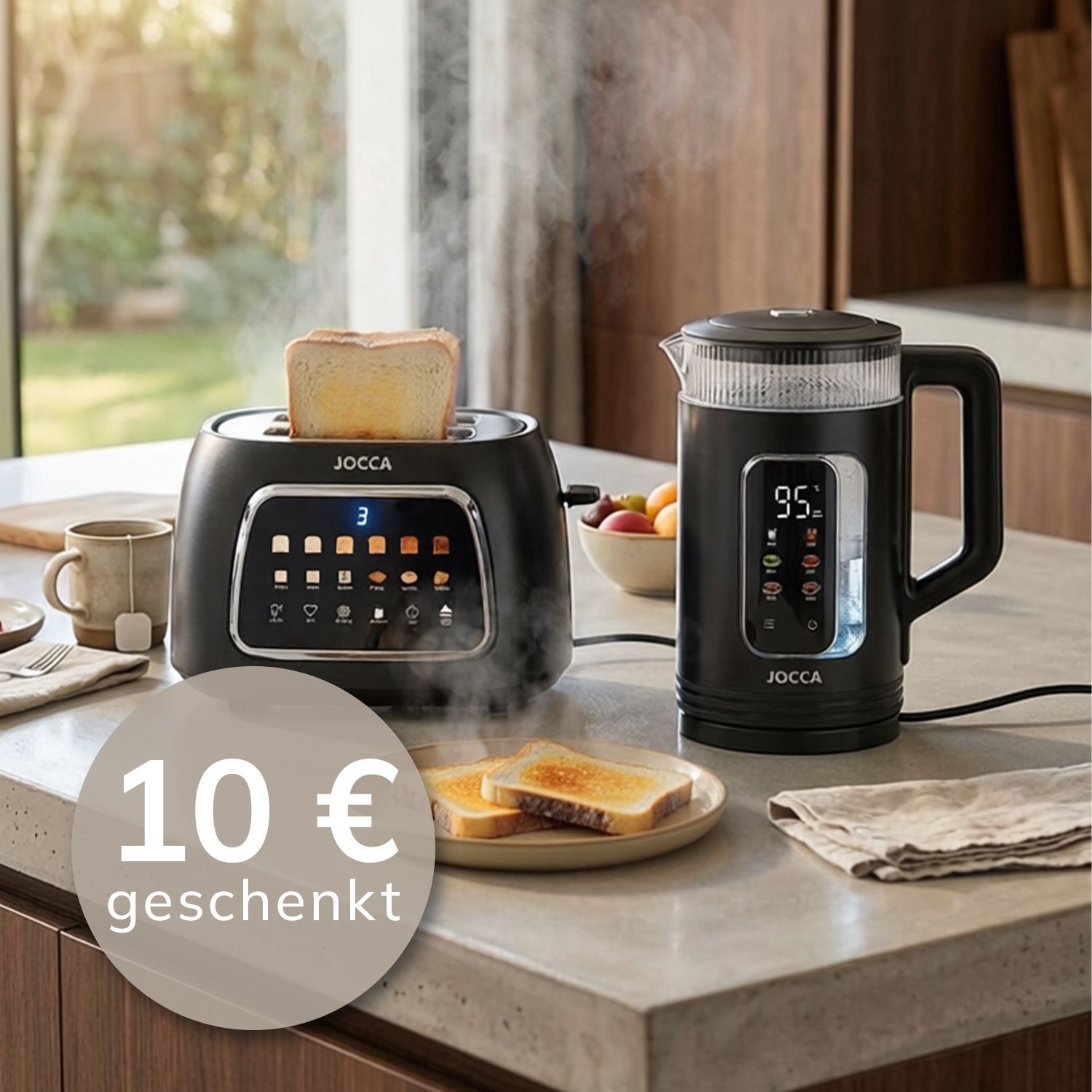 Schwarzer Toaster und Wasserkocher der Marke Jocca auf Holztisch mit zwei Toastscheiben und Text '10 € geschenkt'