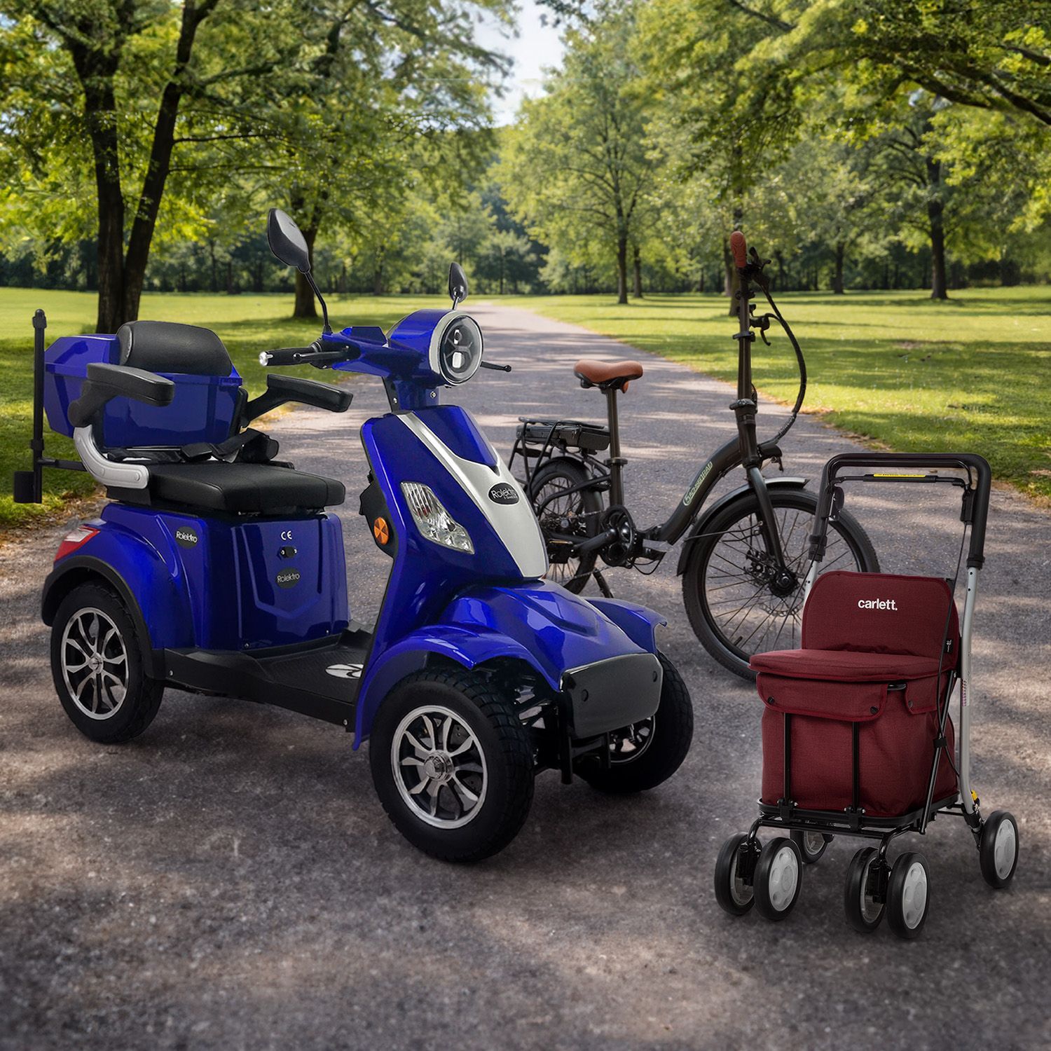 Blauer Elektrorollstuhl, schwarzes Fahrrad und roter Rollator nebeneinander auf einem Weg in einem Park