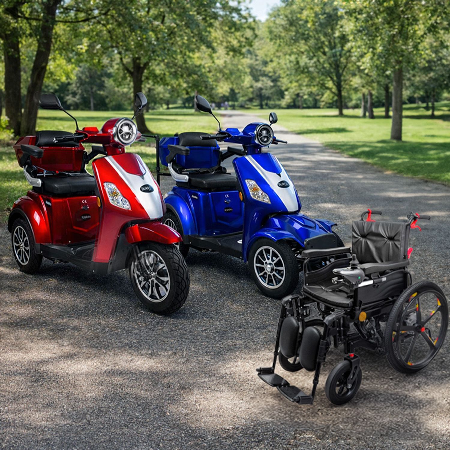 Zwei Elektromobile in Rot und Blau stehen nebeneinander auf einem Weg in einem Park, davor ein schwarzer elektrischer Rollstuhl
