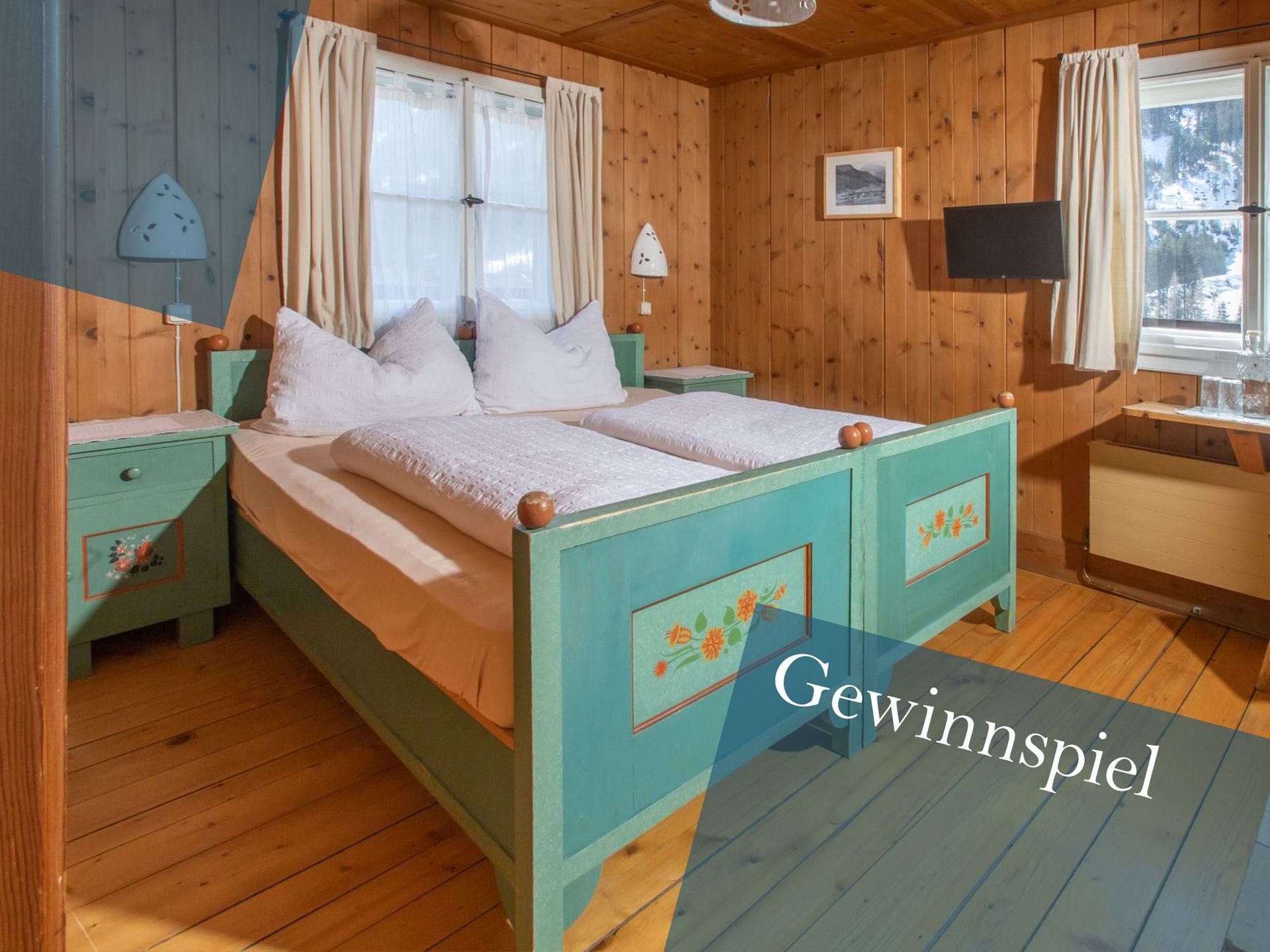 Holzgetäfeltes Schlafzimmer mit grün gestrichenem Doppelbett und passenden Nachttischen vor zwei Fenstern mit weißen Gardinen