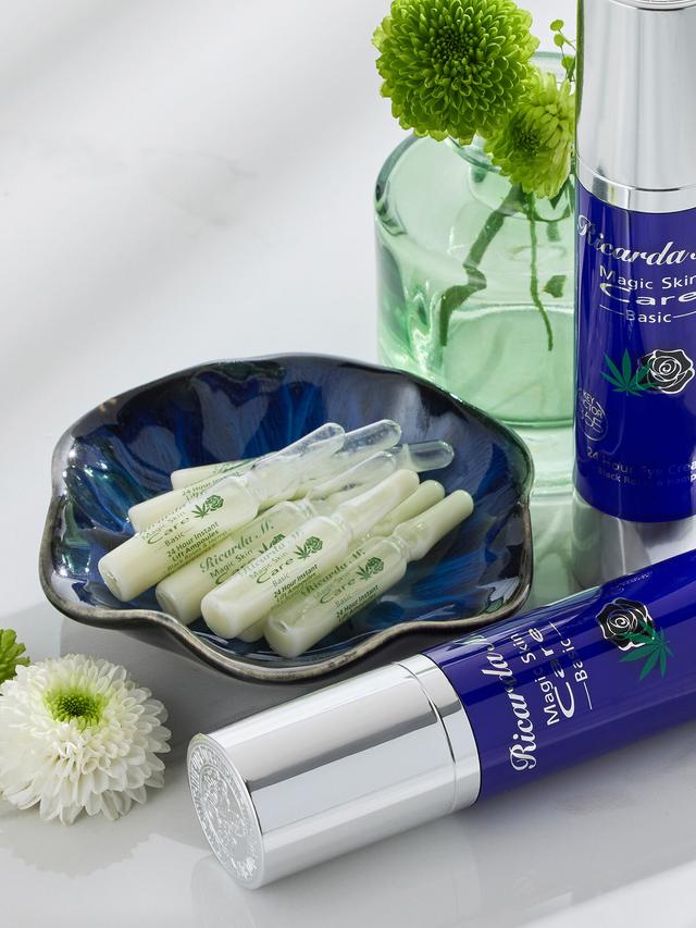 Produktbild von Ampullen "MSC Basic Instant Lift Ampoules – Black Roses & Hemp" glätten, feuchtigkeitsspendend