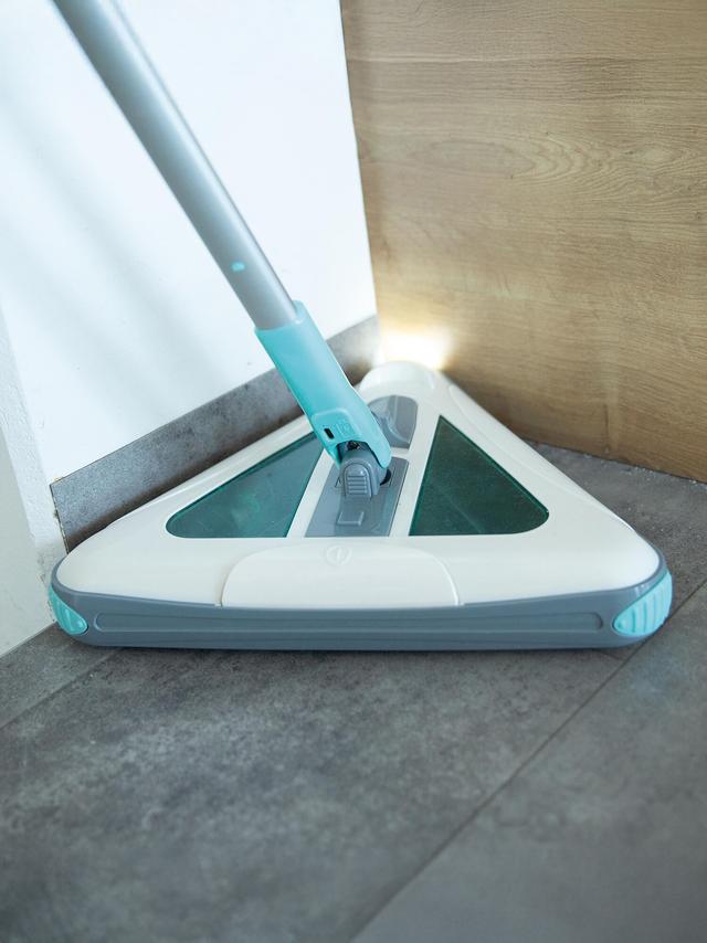 Produktbild von Akkubesen "Livington Deeper Sweeper" mit Auffangbehälter und rotierenden Bürsten, kabellos
