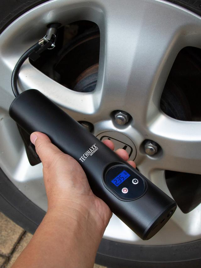 Produktbild von Technaxx Akku-Luftkompressor kompakt, bis zu 4 Autoreifen mit einer Ladung