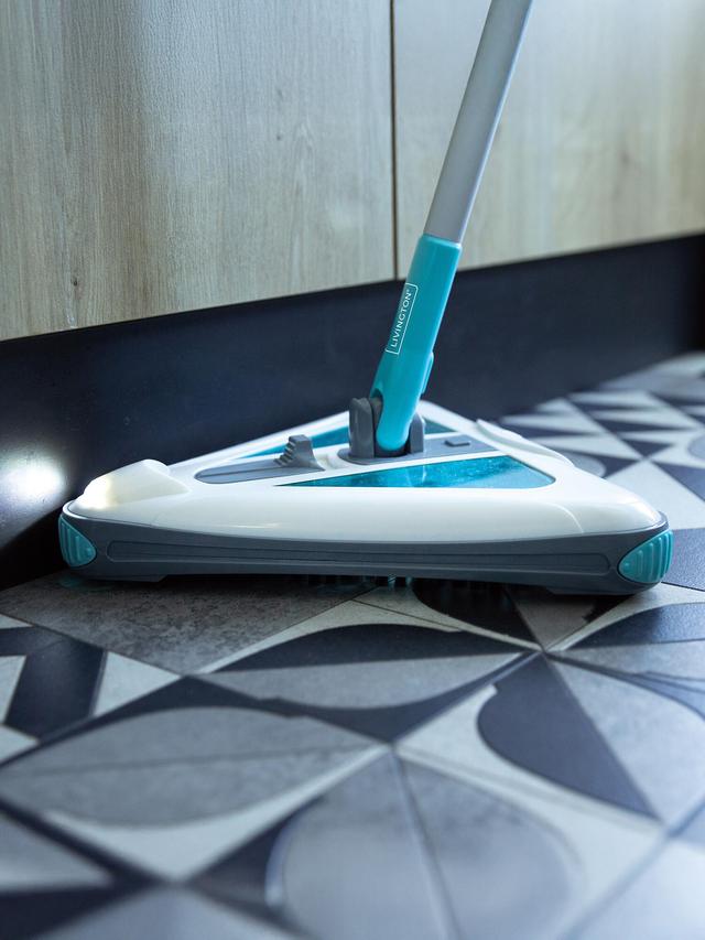 Produktbild von Akkubesen "Livington Deeper Sweeper" mit Auffangbehälter und rotierenden Bürsten, kabellos