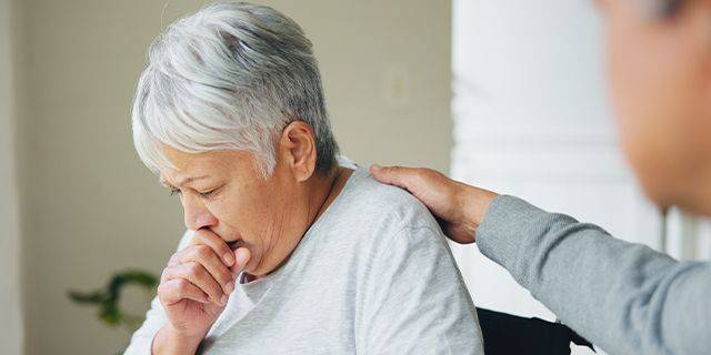 Chronische Bronchitis Ältere hustende Frau