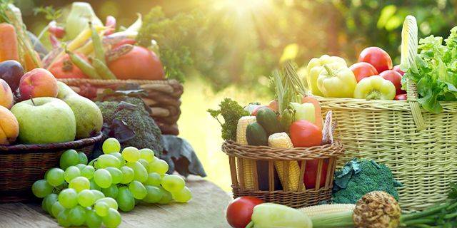 Hausmittel bei Erkältung Verschiedene Obst- und Gemüsesorten in Körben