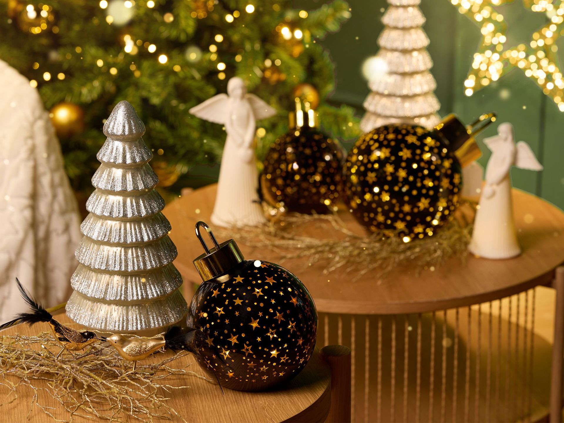 Weihnachtliche Haus- und Wohnideen Weihnachtskugeln und Dekoobjekte in Schwarz & Weiß