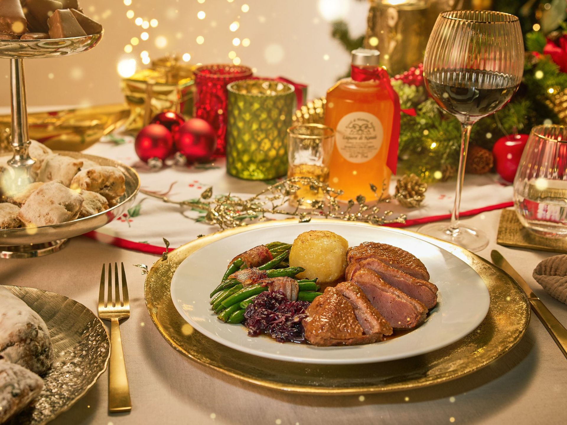 Festtagsvorbereitungen in der Weihnachtswelt Festliches dekorierte Weihnachtstafel