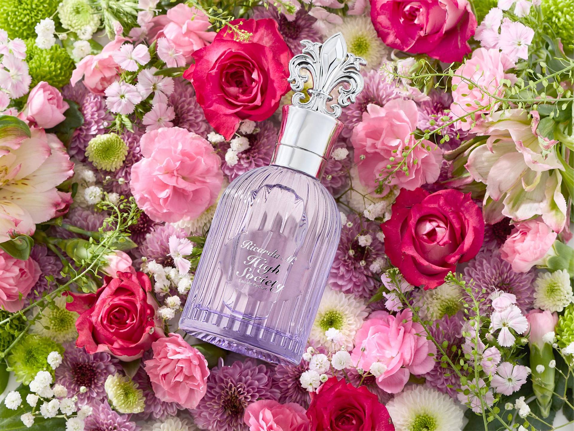 Eine florale Explosion voller Anmut und Weiblichkeit! WOS "High Society" EdP auf dem blumigen Hintergrund