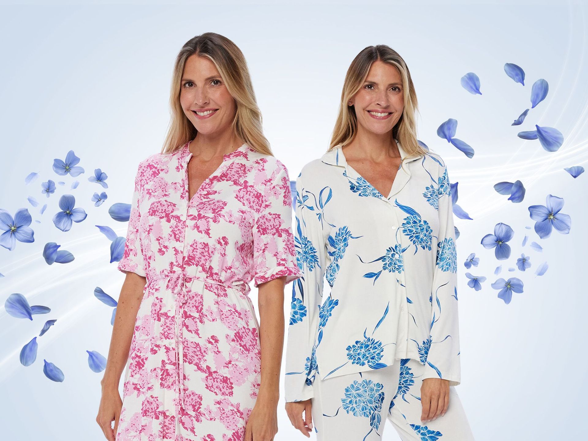 Nachtwäsche-Highlights für den Frühling bei CHANNEL21 Zwei lächelnde Frauen in frühlingshafter Nachtwäsche mit floralen Mustern vor hellem Hintergrund und blauen Blüten.