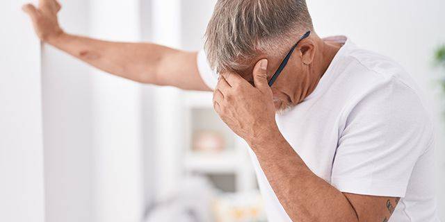 Mann mit Schwindel 250416-gesundheits-beratungs-newsletter-april-image-block-herzgesundheit-1920px-breit.jpg