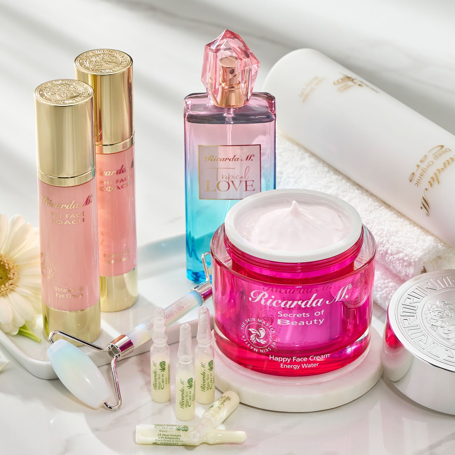 Hochwertige Anti-Aging Kosmetik Produkte von Ricarda M. entdecken! Beauty-Produkte von Ricarda M. auf Marmoroberfläche im Tageslicht
