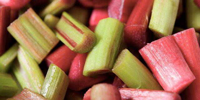 Geschnittener Rhabarber Nahaufnahme von geschnittenen Stangen roter und grüner Rhabarber