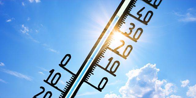 Hitze Thermometer zeigt Temperaturen über 30 Grad Celsius bei sonnigem Himmel