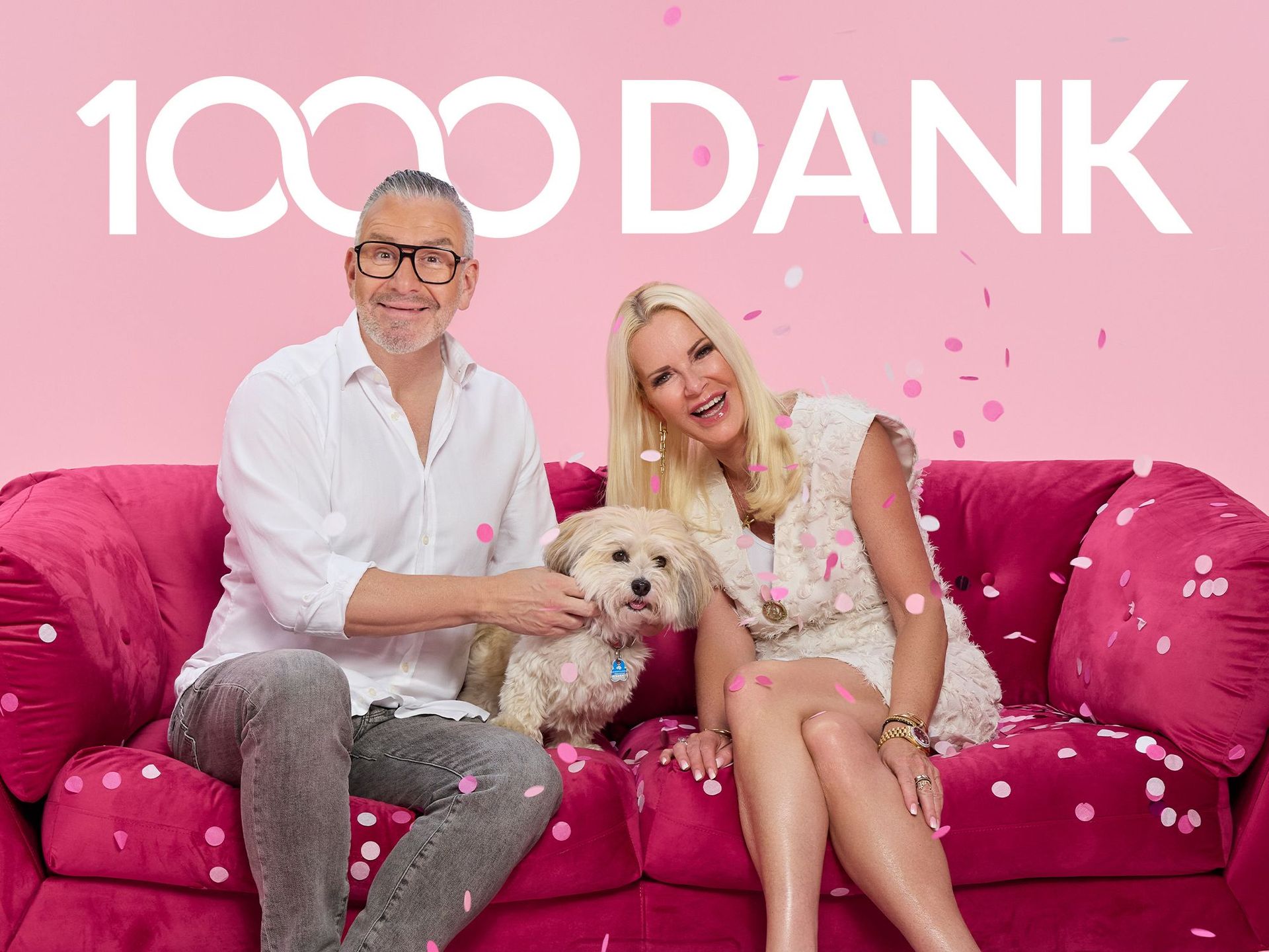 CHANNEL21 sagt 1000 Dank für Ihre Treue! Zwei Personen sitzen auf einem roten Sofa, zwischen ihnen sitzt ein kleiner weißer Hund, rosa Konfetti liegt auf dem Sofa und in der Luft, im Hintergrund steht in großen weißen Buchstaben '1000 DANK'.