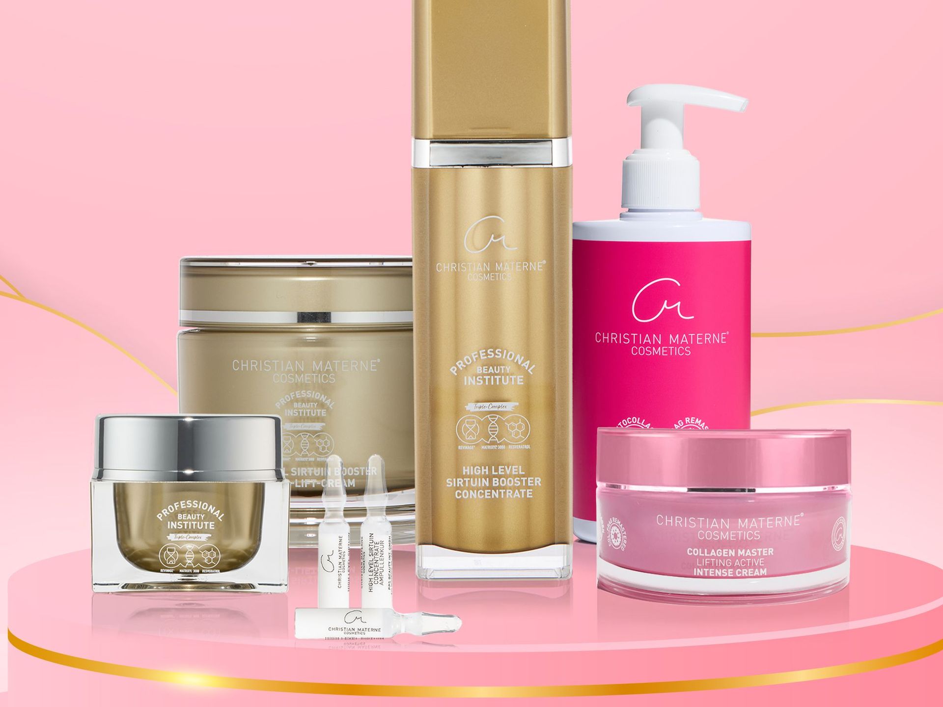 Christian Materne – High-Level Sirtuin & Collagen Pflege Verschiedene gold- und rosa-farbene Kosmetikprodukte von Christian Materne Cosmetics, darunter Cremetiegel, Flasche mit Pumpspender und Ampullen, auf rosa Untergrund.