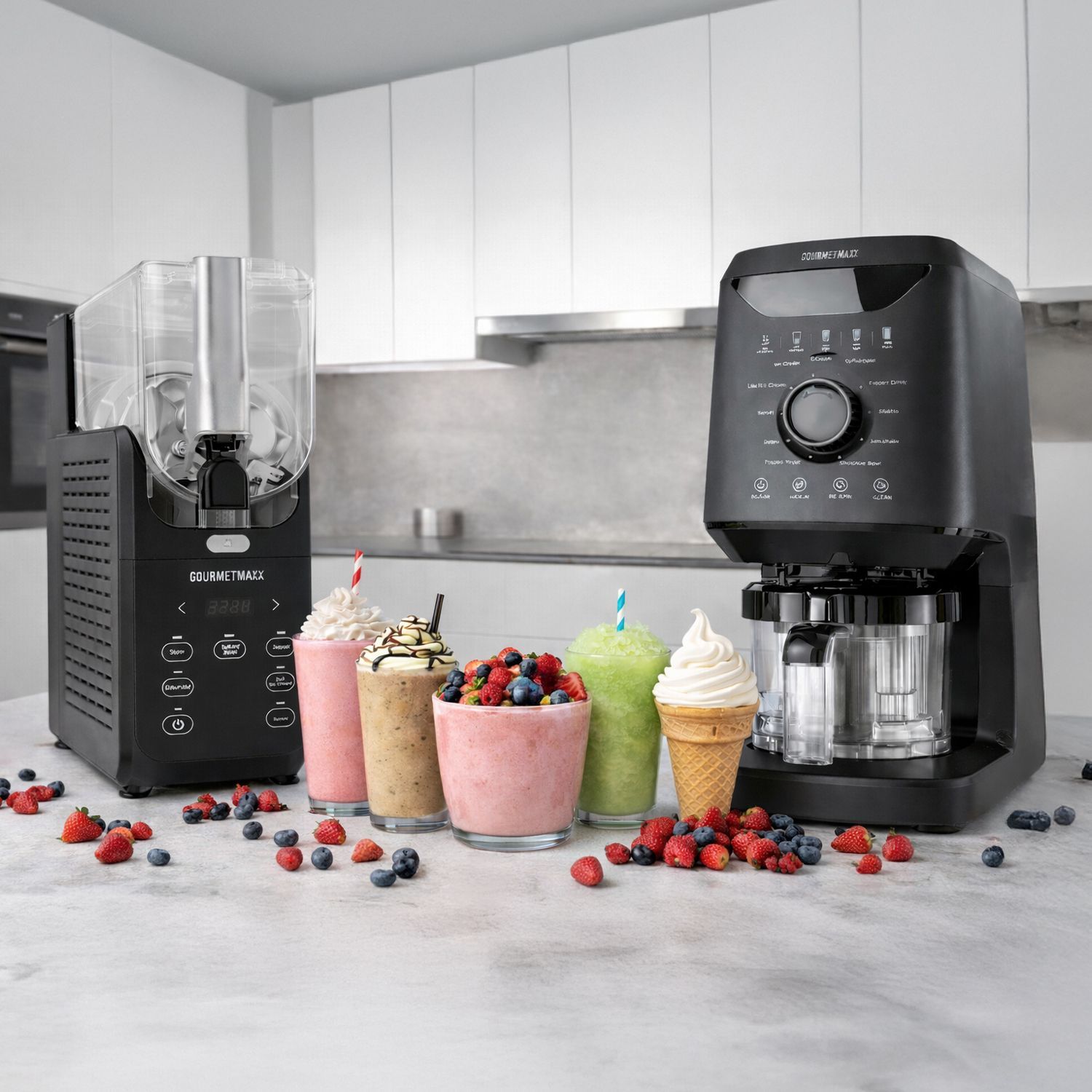 Finden Sie das passende Gerät für Ihren Eisgeschmack! Zwei schwarze Eismaschinen der Marke GOURMETMAXX auf Küchenarbeitsplatte mit verschiedenen Eis- und Smoothie-Gläsern sowie einem Eis in der Waffel und verstreuten Beeren