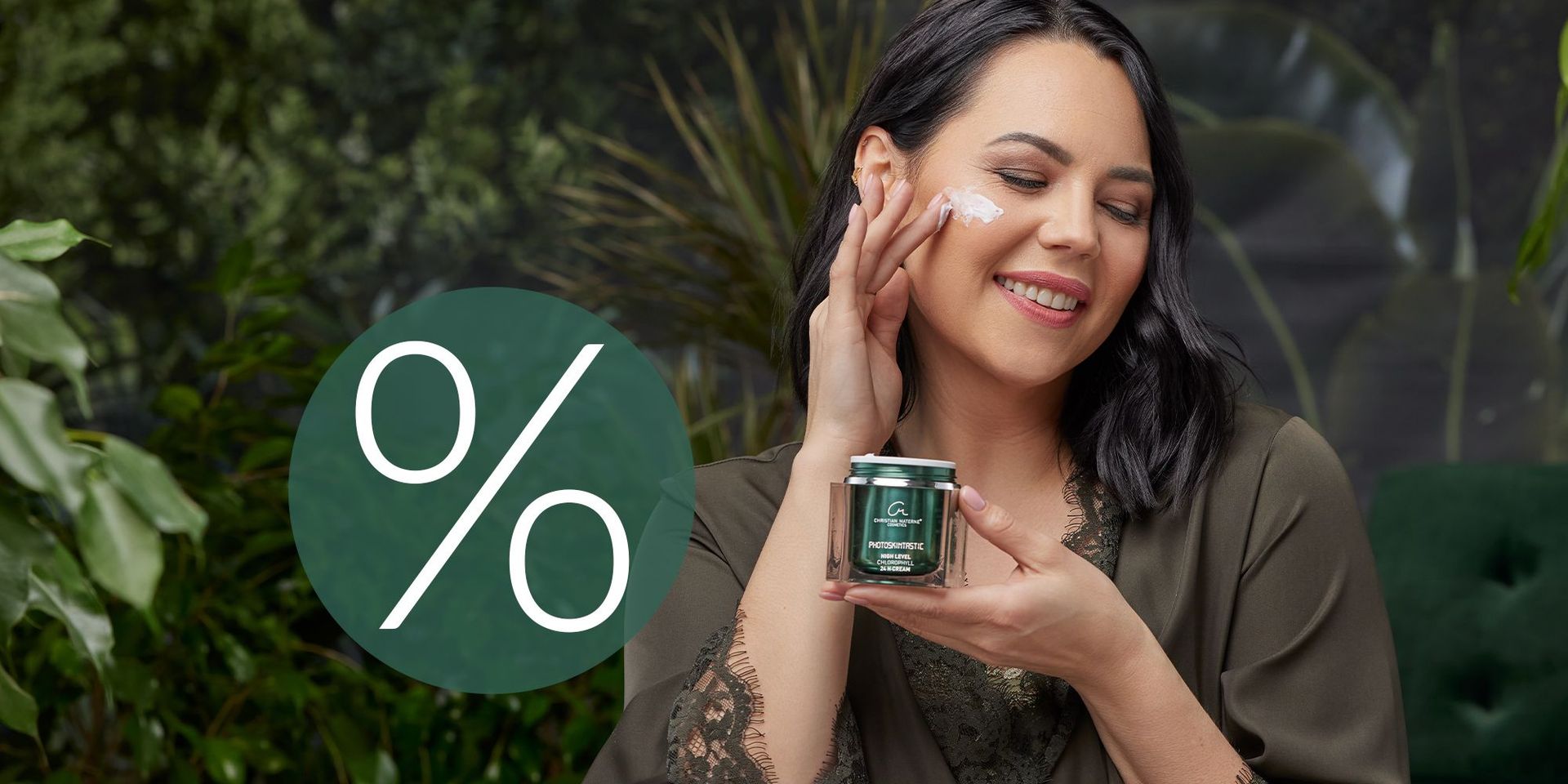 Jetzt Christian Materne Cosmetics zum Bestpreis shoppen! Frau mit dunklen Haaren hält ein grünes Kosmetikglas und berührt ihr Gesicht, daneben ein grünes Kreiszeichen mit weißem Prozentzeichen