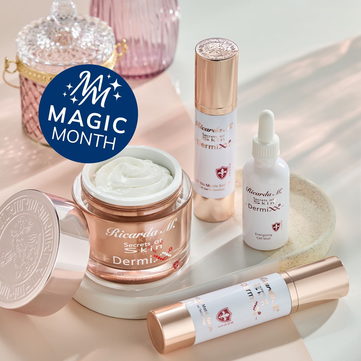 Magic Month – alle Ricarda M. Pflegeprodukte zum Bestpreis! Kosmetikprodukte der Marke Ricarda M. mit Cremetiegel, Pumpspender und Tropfflasche auf hellen Unterlagen