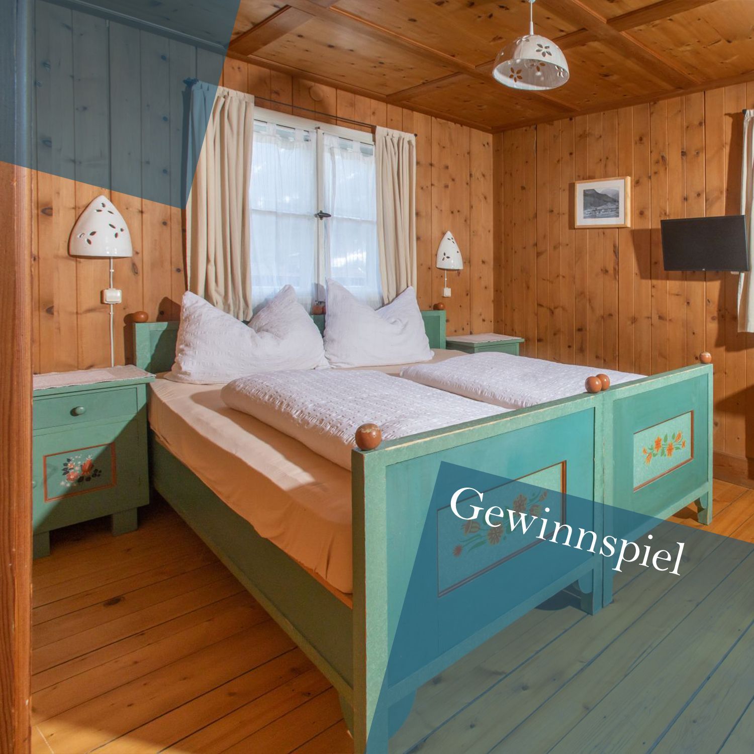Gewinnen Sie einen Verwöhnaufenthalt im wunderschönen Bruggenwirt im Defereggental! Holzgetäfeltes Schlafzimmer mit grün gestrichenem Doppelbett und passenden Nachttischen vor zwei Fenstern mit weißen Gardinen