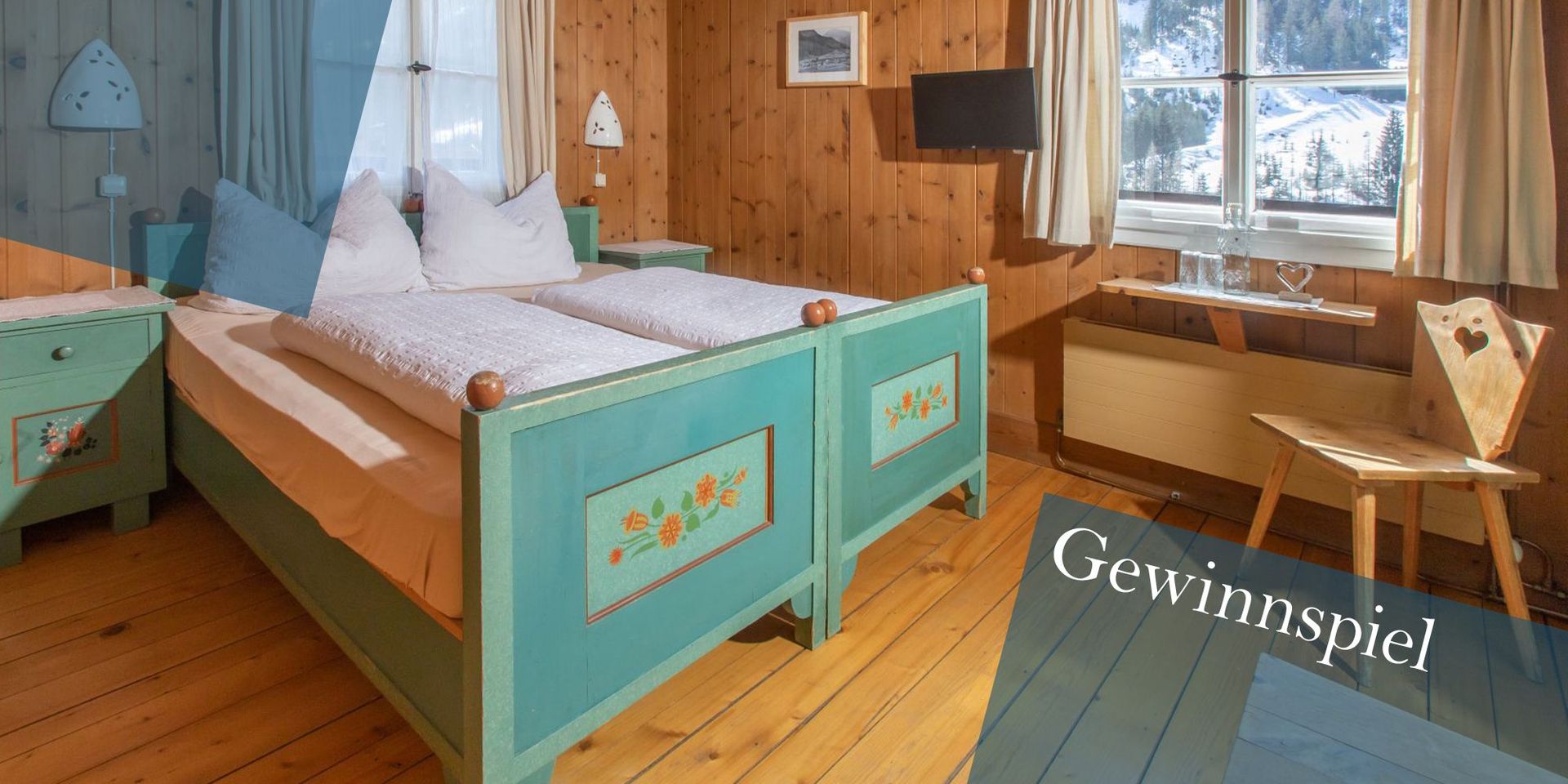 Gewinnen Sie einen Verwöhnaufenthalt im wunderschönen Bruggenwirt im Defereggental! Holzgetäfeltes Schlafzimmer mit grün gestrichenem Doppelbett und passenden Nachttischen vor zwei Fenstern mit weißen Gardinen