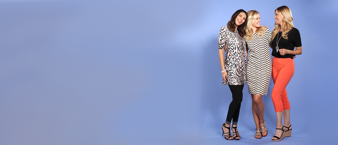 Banner mit drei Frauen am rechten Rand. Eine ist dunkelhaarig und trägt ein Leoparden Kleid mit schwarzer Leggings. Die beiden anderen sind blond. Eine trägt ein gemustertes Kleid, die andere eine orangefarbene Hose und ein schwarzes Oberteil